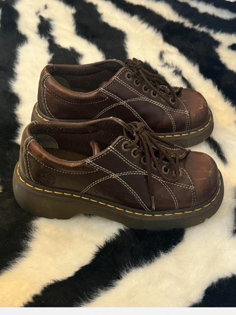 Vintage Brown leather Dr. Martens with flower detail - Picture 3 of 4